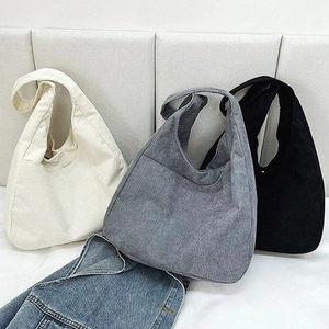 Detaillierte Darstellung der Cord-Hobo-Schultertaschen in Beige, Grau und Schwarz