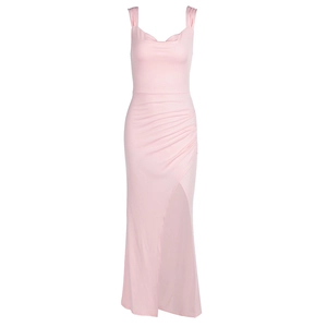Détail de la robe longue d'été rose clair avec taille froncée et fente latérale haute