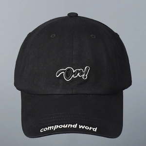 Detalle de gorra de béisbol de algodón con bordado On! 3D y texto compound word grabado