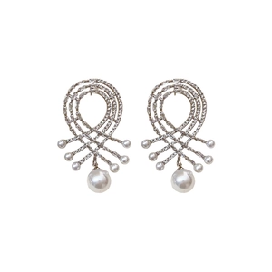 Boucles d'oreilles pendantes en argent avec zircons et perles blanches sur fond blanc neutre