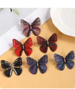 Vue détaillée de six broches papillons brodées en dégradé avec corps métalliques