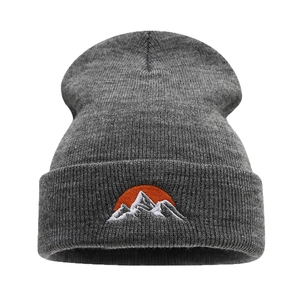Bonnet en maille gris foncé unisexe avec broderie de montagne et soleil couchant