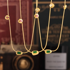 Collana retrò placcata in oro 18k con pendenti in pietre di vetro colorate