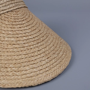 Minimalistischer Raffia-Strohhut mit breiter Krempe und feiner spiralförmiger Webung