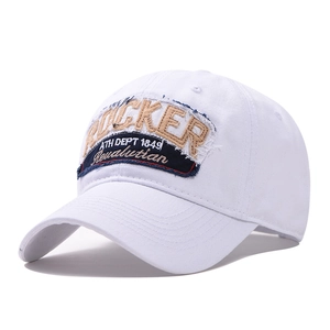 Casquette trucker blanche vintage avec broderie Rocker usée et large bord style urbain