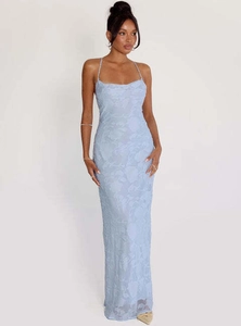 Détail de la robe bleu clair montrant le jacquard floral délicat et les fines bretelles