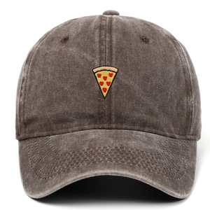 Dettaglio del cappellino in cotone lavato con ricamo di pizza sulla parte anteriore