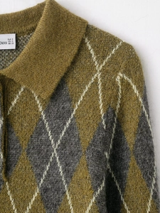 Detail eines weichen Argyle-Strick-Polokragens mit grün-grauem Rautenmuster