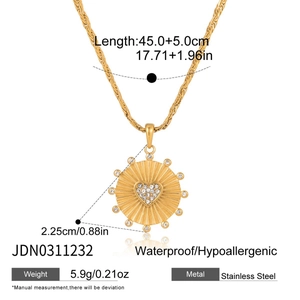 Dettaglio collana in acciaio inossidabile 18K con pendente a sole e cuore su fondo bianco