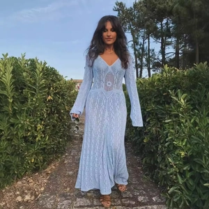 Robe longue élégante en maille crochetée bleu clair à manches longues et motifs bohèmes