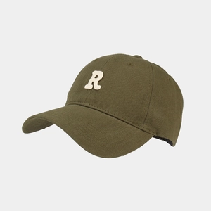Dettaglio cappello baseball verde oliva con patch lettera R bianca e visiera curva