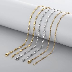Détails des chaînes à perles en acier inoxydable doré et argenté sur support gris