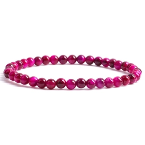 Detailansicht eines 8mm magentafarbenen Perlenarmbands mit seidigem Tigerauge-Glanz-Effekt