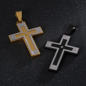 Détail de pendentifs croix en acier inoxydable bicolore avec motifs de vis industrielles