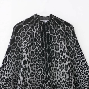 Damen-Rollkragenpullover mit Leopardenmuster und weiten Ärmeln in Schwarz und Grau