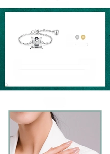 Détails de la bague ajustable en argent S925 avec une pierre en zircone carrée