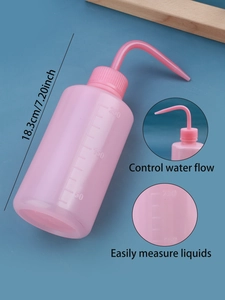 Détail macro du flacon de lavage rose 250ml avec buse courbée et graduations