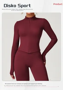 Detail eines weinroten Fitness-Sets mit schmal geschnittener Zipper-Jacke und Leggings