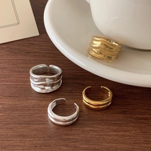 Set of minimalist 925 sterling silver rings in gold and silver with hammered texture