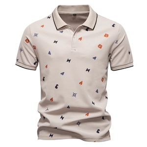 Dettaglio della polo da uomo beige con trama in cotone piqué di alta qualità