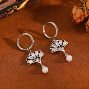 Élégantes boucles d'oreilles feuille de ginkgo argentées avec strass et perles blanches