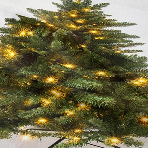 Dettaglio dell'albero di Natale artificiale con luci LED bianche calde e base in metallo