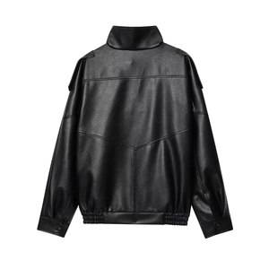 Rückansicht der schwarzen Kunstlederjacke mit Stehkragen und elastischem Saum