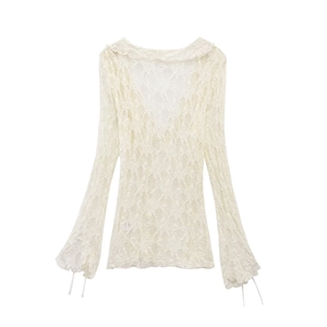 Elegante cremefarbene Spitze-Bluse mit V-Ausschnitt, Glockenärmeln und Hohlstickerei-Details