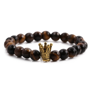 Detailansicht eines Tigerauge-Perlenarmbands mit goldenem Kronenanhänger in 8mm