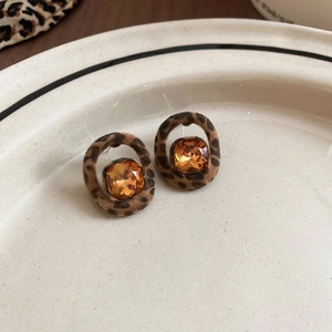 Retro Ohrringe mit Leopardenmuster und orangem quadratischem Kristall im Minimal-Stil