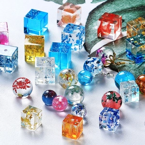 Verschiedene DIY-Resin-Perlen in Kugel- und Würfelform mit Blumen- und Folienfüllung