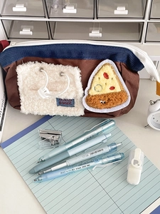 Süßes Federmäppchen aus braunem Canvas mit weißem Fleece-Fach und Pizza-Stickerei