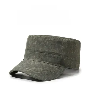 Gros plan détaillé d'une casquette militaire rétro délavée pour homme avec logo en métal