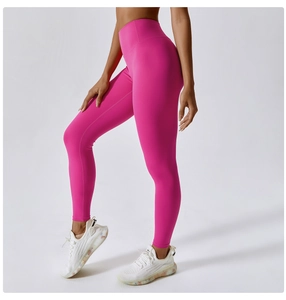 Vista laterale dei leggings da yoga magenta a vita alta con trama in tessuto soffice