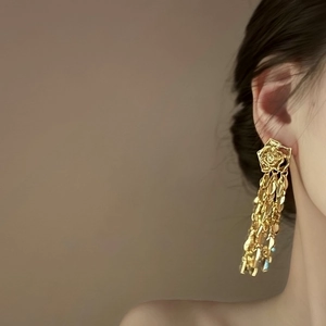 Boucles d'oreilles élégantes à longue pampille de rose dorée avec clous en argent
