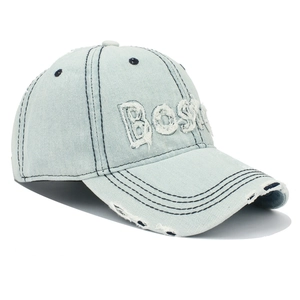 Detail der hellblauen Denim-Baseballkappe mit ausgefranstem Boston-Patch-Stickerei