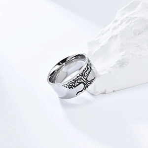 Vue détaillée de la bague Arbre de Vie gravée sur une roche blanche sous un éclairage studio