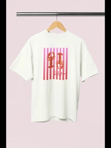 Μινιμαλιστικό λευκό βαμβακερό T-shirt με κομψό ροζ και κόκκινο γραφικό σχέδιο αστακού