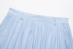 Gros plan détaillé du short à rayures bleu clair avec taille plissée et passants