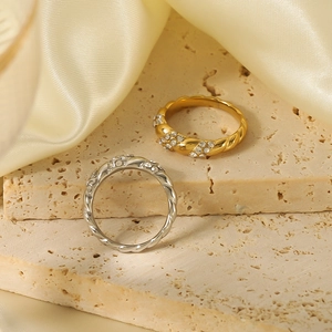 18 Karat vergoldeter gedrehter Seilring mit Kristallen auf beigem Travertinsockel