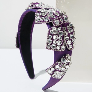 Serre-tête en satin violet avec nœud en strass de luxe sur bloc de présentation blanc