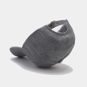 Vue détaillée de la boucle en métal et du denim délavé sur cette casquette de baseball
