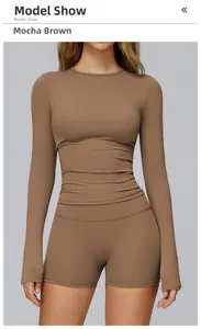 Détail de l'ensemble de sport marron mocha avec haut manches longues et short