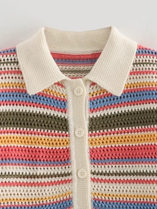 Detailaufnahme des Häkel-Polokragens mit bunten Streifen und Knopfverschluss
