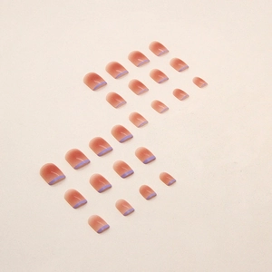 Set di unghie finte sfumate rosa con punte French viola chiaro su sfondo strutturato