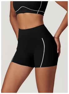 Détail du short de yoga noir à taille haute avec coutures contrastées blanches sport