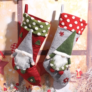 Vista dettagliata di due calze di Natale decorative con adorabili gnomi della foresta