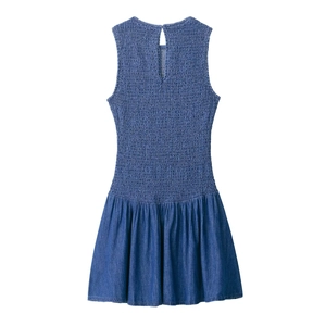 Abito smanicato in denim blu con bustino elastico a punto smock e gonna svasata a linea A