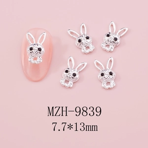 Detailansicht der silbernen Hasen-Nagelkunst-Charms mit schwarzen Akzenten auf Rosa