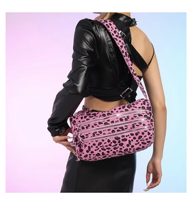 Sac fourre-tout imprimé léopard rose avec trois fermetures éclair et large bandoulière